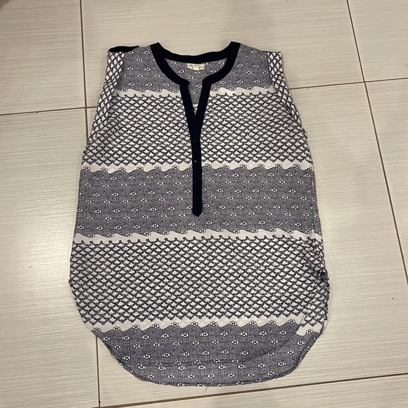 Antilia Femme Top Pre loved printed V-Neck Top with side slips. - Picture 4 of 7